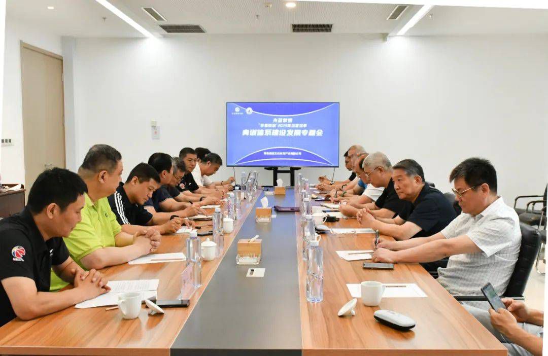 一腔热血、公理感实足的夏令阃（元彪 饰）曾目击恩师青天白日之下被人残暴杀戮的血腥一幕，而他不为所惧，越发果断了主持公理、劝善扬善的信心。某天，身为查察官的夏令阃指控两个污名昭著的恶徒私运贩毒、谋财害命。谁知就在庭审的关头时刻，他十分困难说服的污点证人梁二胜一家八口被人残暴杀戮。嫌疑人靠如斯丧心病狂的手段逃走一劫，致令夏令阃年夜为末路火。在此以后，他逼上梁山，逾越了查察官的底线，趁夜进室将嫌疑人之一的老卫（张冲 饰）以法外手段杀死。当他将下一个方针锁定在老周（田俊 饰）身上时，却发现对方已被人先行杀戮。